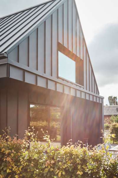 Rotes Backsteinhaus aus den 70er Jahren – in Stahlprofile „verpackt“!, Bakkelyparken 37, 8680 Ry, Dänemark